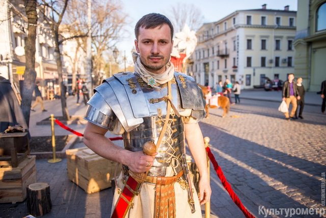 На Дерибасовской разбили лагерь римские легионеры. Фото: ukrinform.ru, culturemeter.od.ua