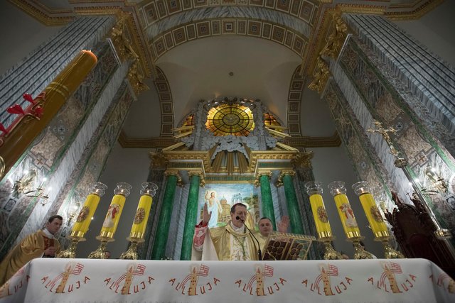 Порошенко с семьей посетил Пасхальную службу во Владимирском соборе Киева. Фото: facebook.com/petroporoshenko