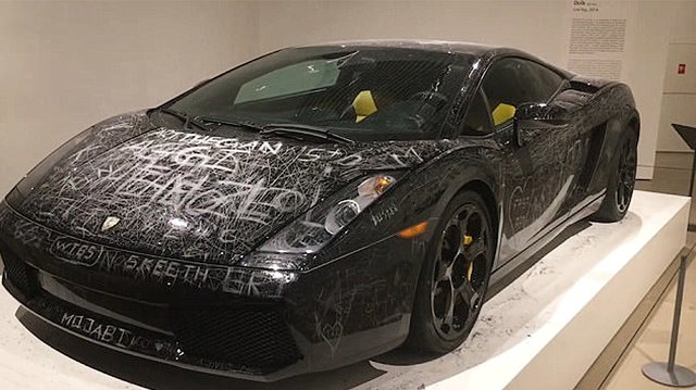 Музей предложил своим посетителям расцарапать суперкар Lamborghini Gallardo. Фото: Wonderful Engineering