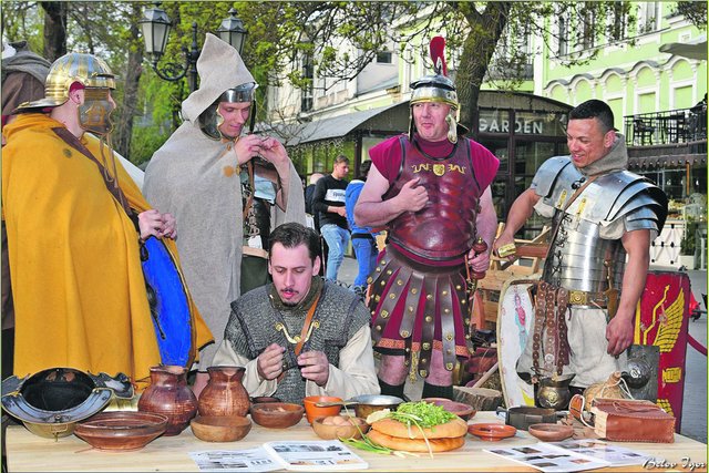 Легіонери. Показували побут римських воїнів дві тисячі років тому і вчили дітей битися на мечах. Фото: facebook.com