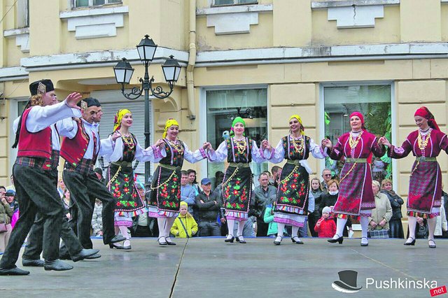 Танцы. Греки показали, как празднуют Пасху у них на родине: с танцами, бараниной и греческим салатом. Фото: pushkinska.net