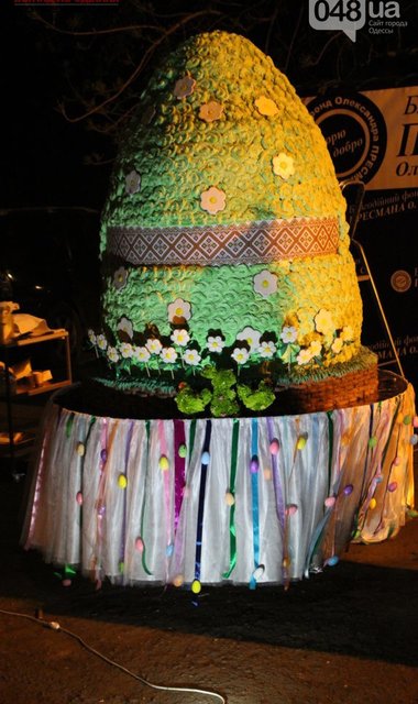 В місті Роздільна встановили рекорд – спекли найбільший торт у вигляді писанки. Фото: 048.ua