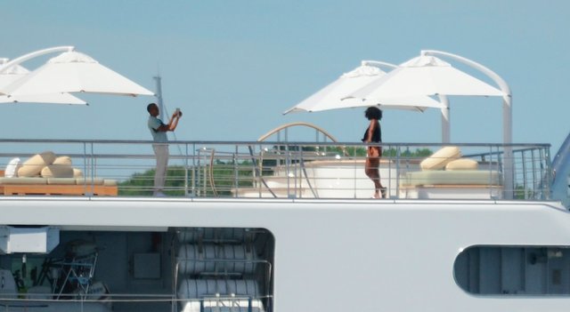 <p>Подружжя Обама на яхті. Фото: Твіттер</p>