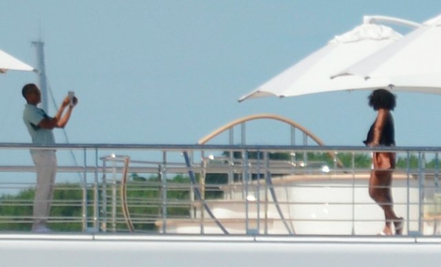 Супруги Обама на яхте. Фото: Твиттер