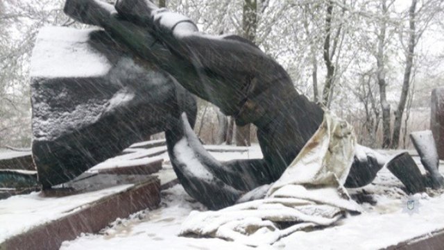 В Днепропетровской области вандалы пытались украсть бронзовый памятник. Фото: полиция