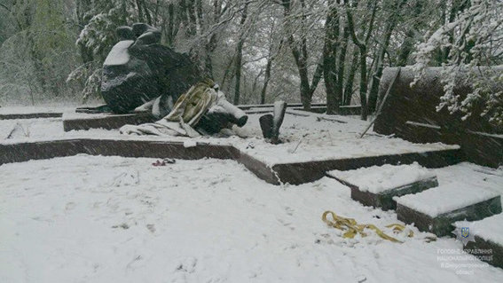В Днепропетровской области вандалы пытались украсть бронзовый памятник. Фото: полиция