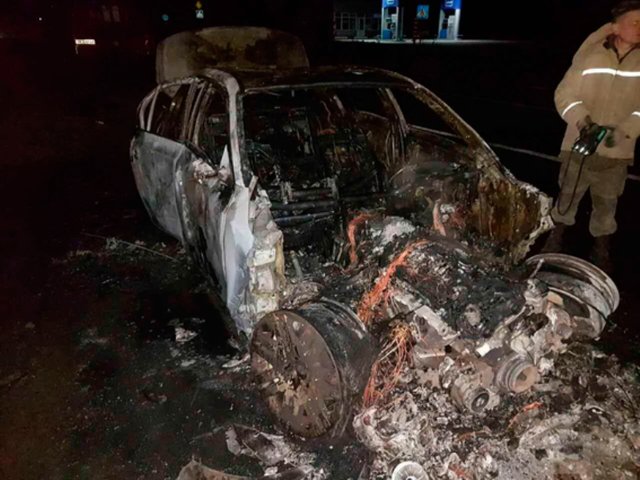 <p>Машина згоріла вщент. Фото: rv.npu.gov.ua</p>