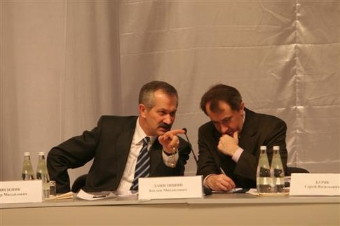 Министр финансов Виктор Пинзеник (слева). Фото Г.Салая