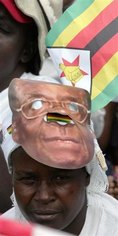 Активисты партии президента ZANU PF