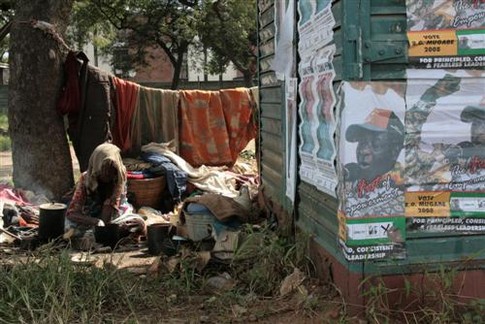 Дома в Зимбабве обклеены портретами президента Мугабе