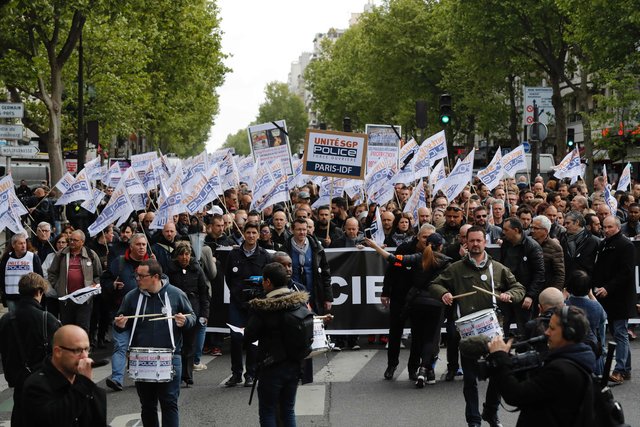 В Париже полицейские вышли на "марш гнева", фото AFP