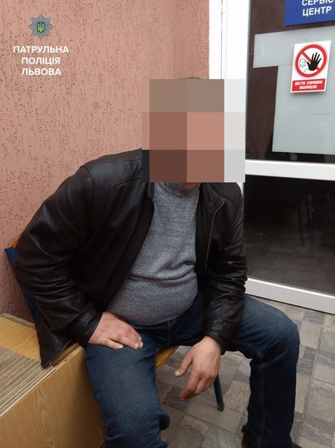 Пару застукали в гостиничном номере. Фото: патрульная полиция Львова