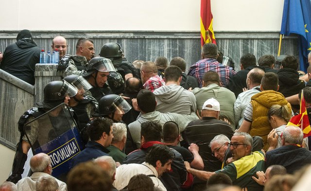 Протестующие взяли штурмом парламент Македонии и атаковали оппозицию, фото AFP