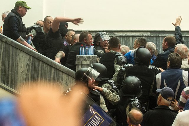 <p>Протестувальники взяли штурмом парламент Македонії і атакували опозицію, фото AFP</p>