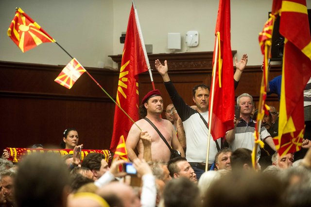 Протестующие взяли штурмом парламент Македонии и атаковали оппозицию, фото AFP