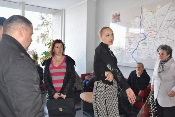 <p>Наталії Панчук і Ганні Давиденко знадобилася допомога, фото Реал</p>