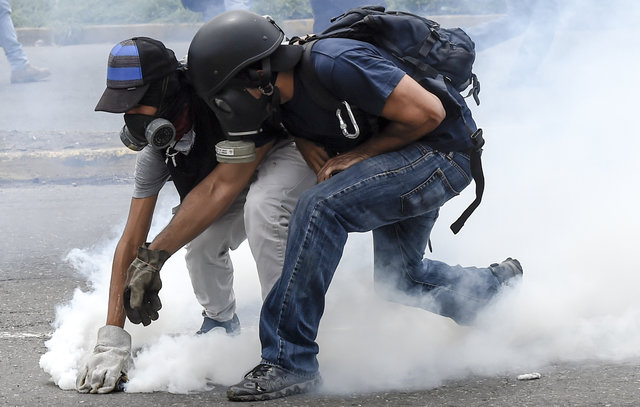 Демонстрантов встретила вооруженная полиция, фото AFP