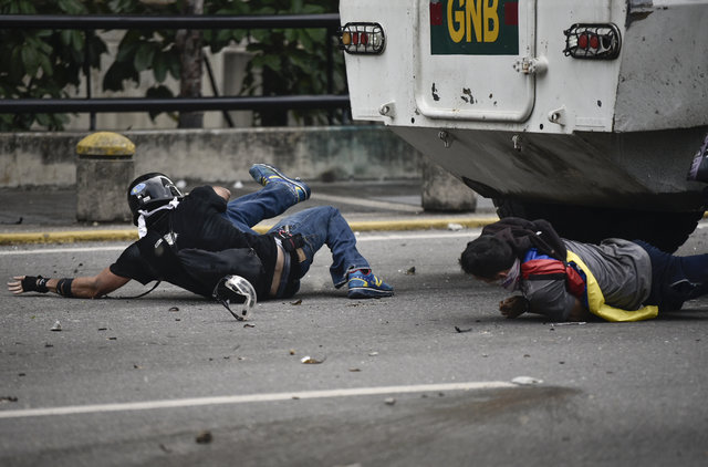 Демонстрантов встретила вооруженная полиция, фото AFP