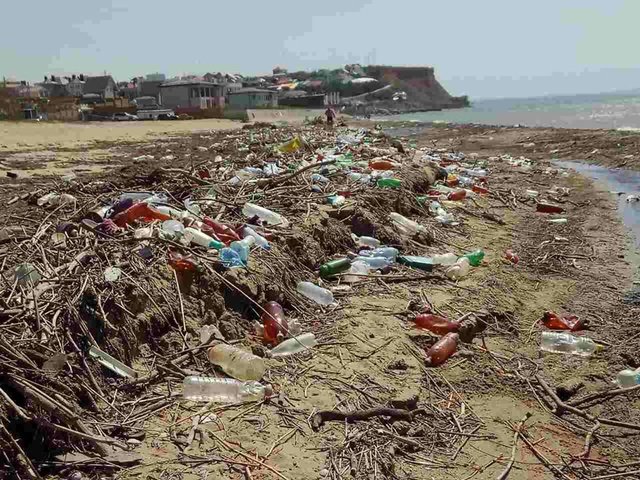 <p>Пляж під Севастополем потопає в смітті. Фото: О. Крючков</p>