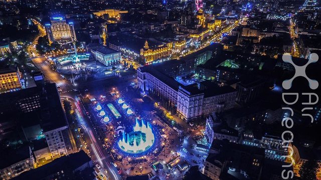 Кличко на Майдане запустил свето-музыкальный фонтан, фото: facebook.com/AirDreamsUA