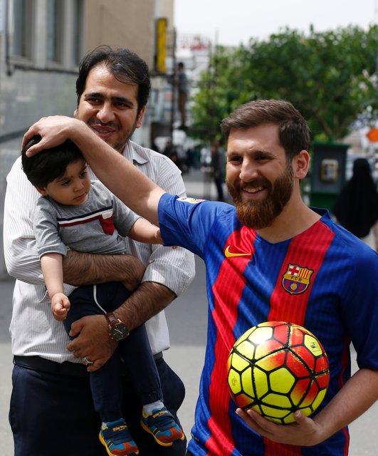 <p>Реза Парастеш з Ірану (зліва) – двійник Лео Мессі (праворуч). фото AFP</p>