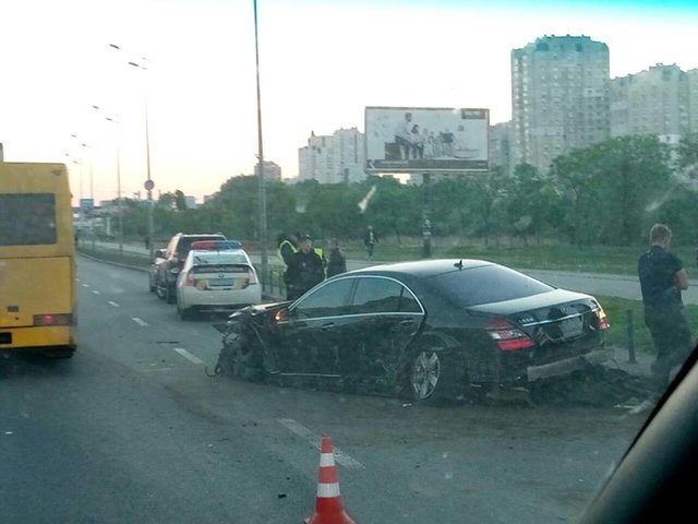 В Киеве водитель влетел в отбойник и сбежал с места ДТП | Фото: Влад Антонов