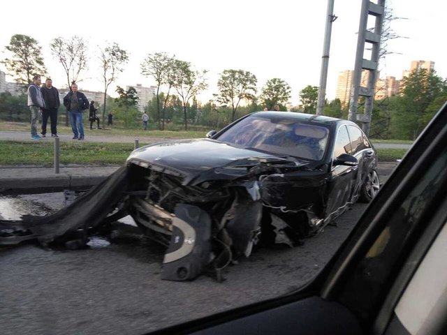 В Киеве водитель влетел в отбойник и сбежал с места ДТП | Фото: Влад Антонов