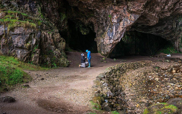Терри сделал предложение в шотландской пещере Сму Кейв, где пара давно хотела побывать. Фото: goodhousekeeping.co.uk