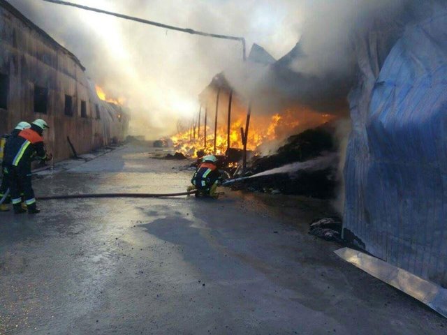 Пожар на территории фабрики под Киевом тушили более шести часов, фото ГСЧС