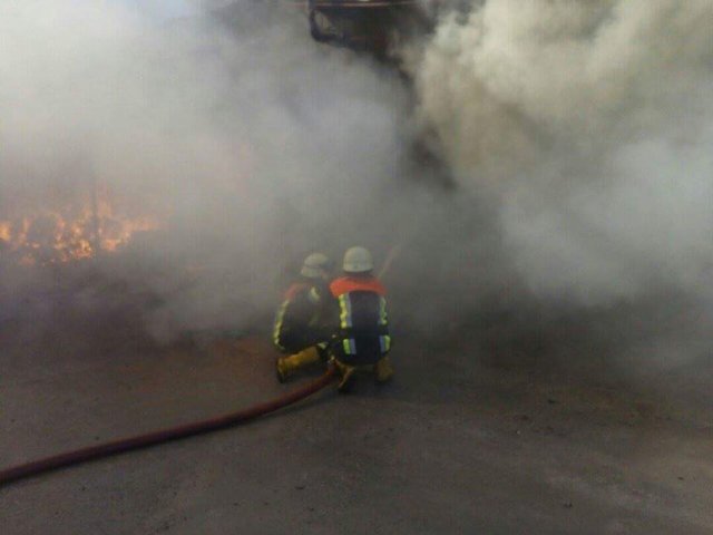 <p>Пожежу на території фабрики під Києвом гасили більше шести годин, фото ДСНС</p>