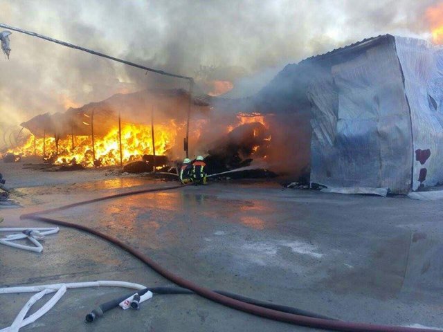 <p>Пожежу на території фабрики під Києвом гасили більше шести годин, фото ДСНС</p>