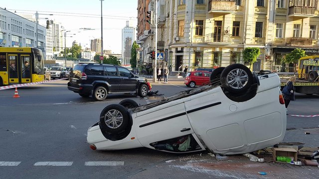 В центре Киева Toyota протаранила и перевернула на крышу кофемобиль | Фото: Влад Антонов