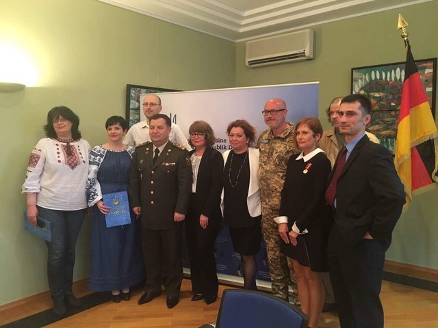 Полторак наградил украинских волонтеров в Германии, фото mil.gov.ua