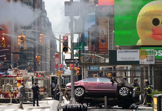 В Нью-Йорке машина въехала в толпу на тротуаре , фото AFP