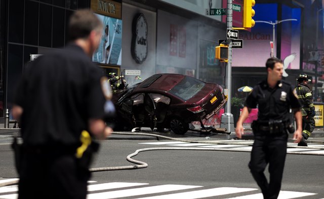 В Нью-Йорке машина въехала в толпу на тротуаре , фото AFP