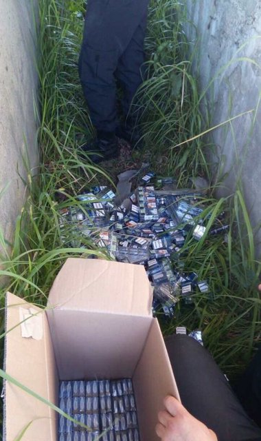Во время обыска нашли сигареты. Фото: dpsu.gov.ua