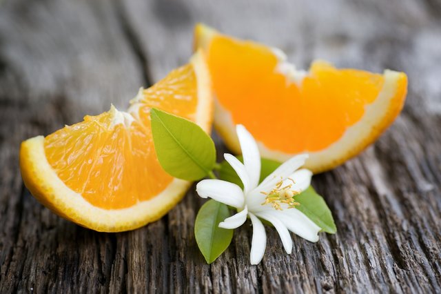 Калорийность апельсина составляет 36 ккал на 100 грамм продукта. Фото: servingjoy.com