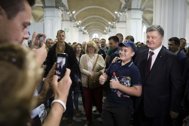 Чета Порошенко посетила "Книжный Арсенал", фото Facebook