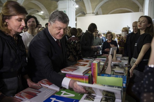 <p>Подружжя Порошенко відвідало "Книжковий Арсенал",&nbsp;фото Facebook</p>