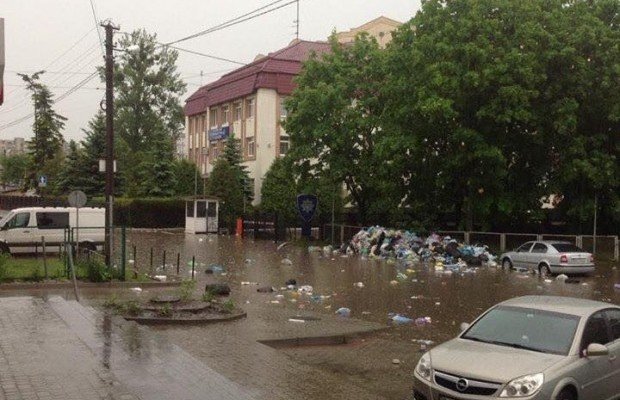 Во Львове сильный ливень размыл неубранный мусор, фото Facebook