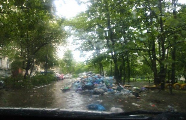 Во Львове сильный ливень размыл неубранный мусор, фото Facebook