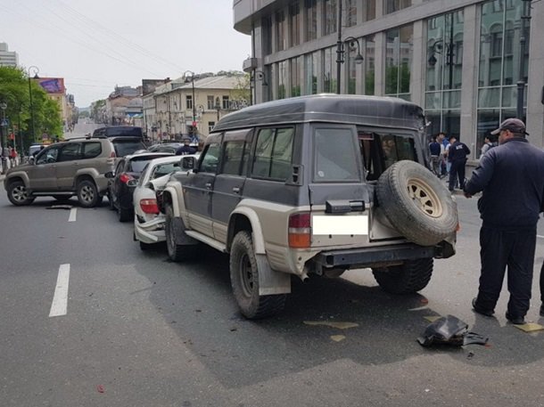 В России водитель грузовика разбил 20 автомобилей, фото newsvl.ru