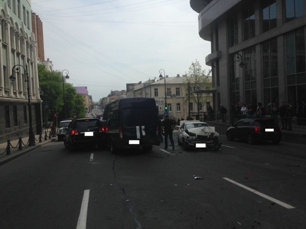 В России водитель грузовика разбил 20 автомобилей, фото newsvl.ru