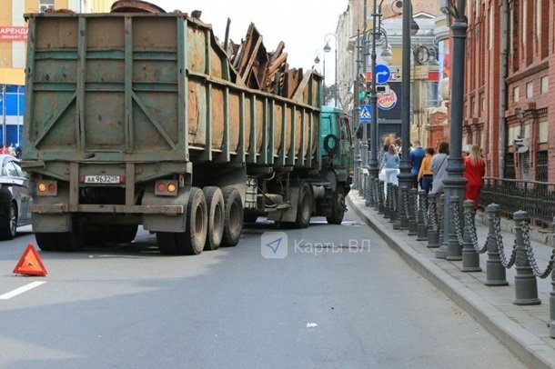 <p>У Росії водій вантажівки розбив 20 автомобілів, фото newsvl.ru</p>