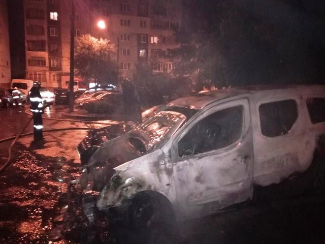 <p>Машини горіли в нічний час. Фото: ДСНС, львівська поліція</p>