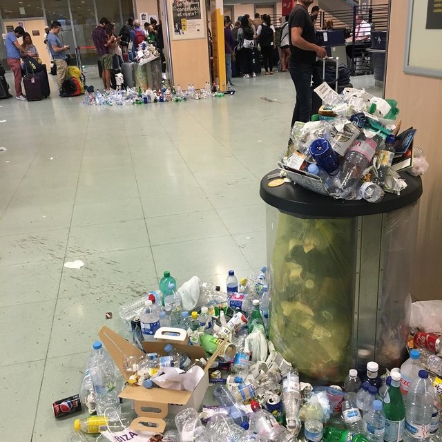 <p>Сміттєвий колапс в аеропорту Ібіци, фото Twitter</p>