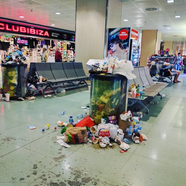Мусорный коллапс в аэропорту Ибицы, фото Twitter