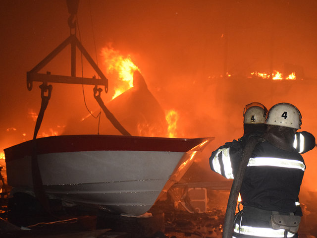 В Николаеве горели яхты. Фото: ГСЧС