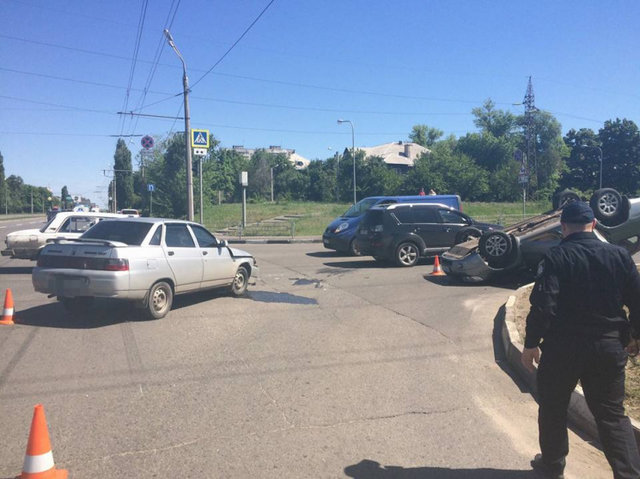 В Харькове перевернулась иномарка. Фото: kh.depo.ua
