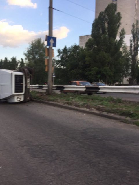 <p>У Києві перекинулася друга за день вантажівка, фото Роман</p>